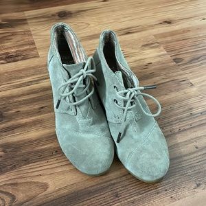 Toms suede beige lace-up booties size 6.5